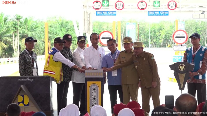 Presiden Jokowi Resmikan Tol Ruas Indrapura dan Tol Bayung Lencir, Asahan, Rabu, (16/10/2024). (Tangkapan Layar Youtube Sekretariat Presiden)