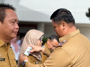Sekda Banyuasin Pasang Tanda Jabatan Baru, Implementasi Permendagri 2024