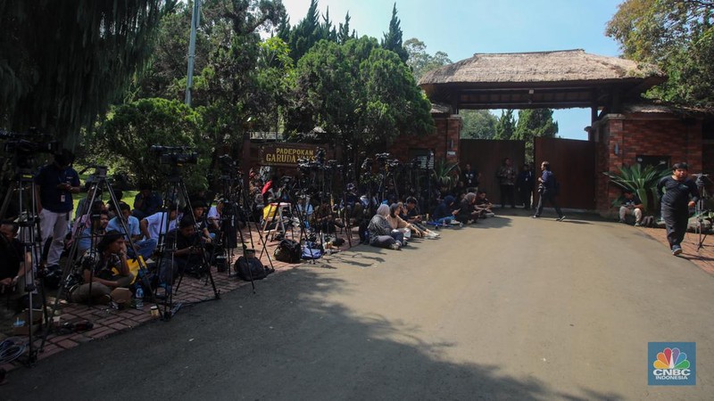 Suasana di depan kediaman Presiden terpilih periode 2024-2029 Prabowo Subianto di Padepokan Garudayaksa, Hambalang, Bogor, Jawa Barat, Rabu (16/10/2024). (CNBC Indonesia/Faisal Rahman)