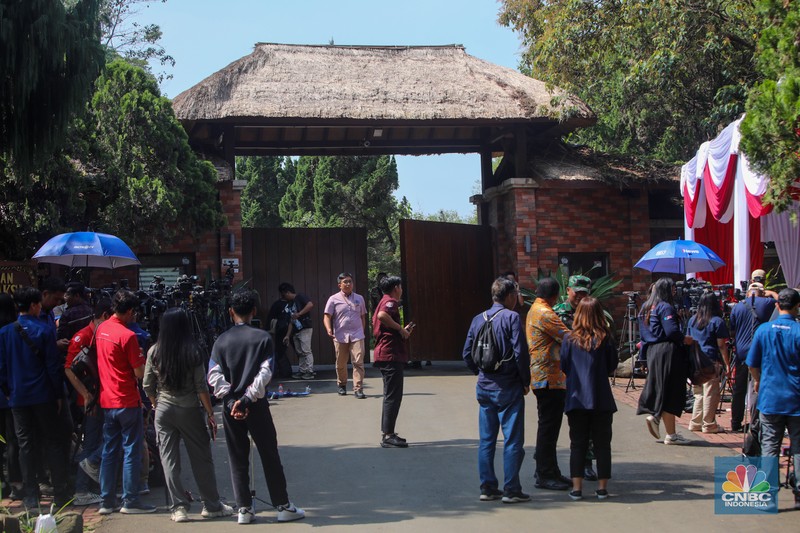 Suasana di depan kediaman Presiden terpilih periode 2024-2029 Prabowo Subianto di Padepokan Garudayaksa, Hambalang, Bogor, Jawa Barat, Rabu (16/10/2024). Suasana di depan kediaman Presiden terpilih periode 2024-2029 Prabowo Subianto di Padepokan Garudayaksa, Hambalang, Bogor, Jawa Barat, Rabu (16/10/2024). (CNBC Indonesia/Faisal Rahman)