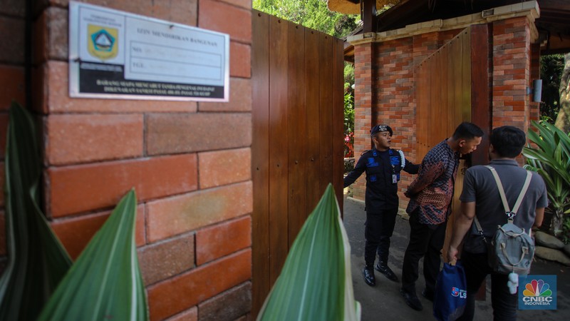 Suasana di depan kediaman Presiden terpilih periode 2024-2029 Prabowo Subianto di Padepokan Garudayaksa, Hambalang, Bogor, Jawa Barat, Rabu (16/10/2024). Suasana di depan kediaman Presiden terpilih periode 2024-2029 Prabowo Subianto di Padepokan Garudayaksa, Hambalang, Bogor, Jawa Barat, Rabu (16/10/2024). (CNBC Indonesia/Faisal Rahman)