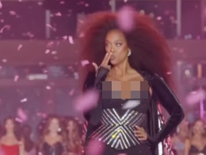 Penampilan Tyra Banks di Victorias Secret Show Setelah 20 Tahun di Usia 50