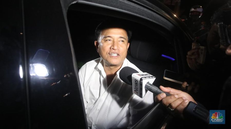Yusril Ihza Mahendra di kediaman Presiden terpilih periode 2024-2029 Prabowo Subianto di Padepokan Garudayaksa, Hambalang, Bogor, Jawa Barat, Rabu (16/10/2024). (²©²ÊÍøÕ¾/Faisal Rahman)