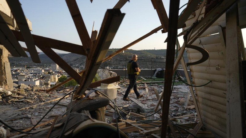 A view of a damaged site after an Israeli strike in Nabatieh, amid the ongoing hostilities between Hezbollah and Israeli forces, southern Lebanon October 16, 2024. REUTERS/Ali Hankir