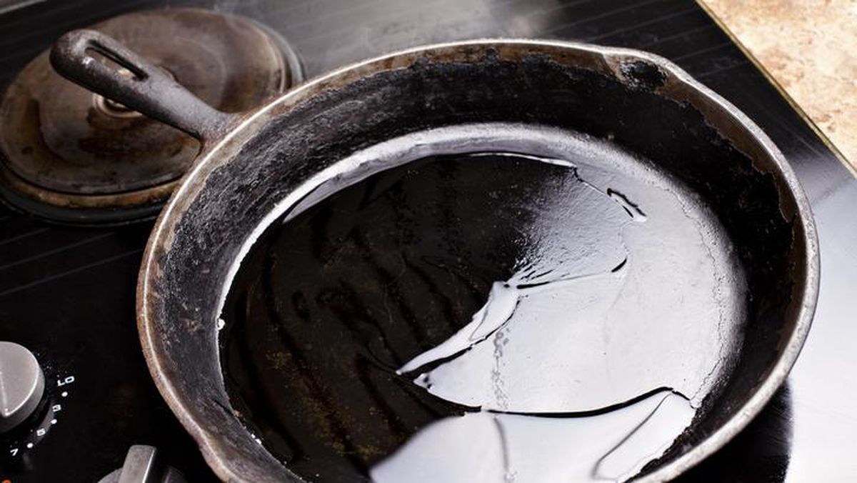 Bukan Bikin Bersih, Trik Es Batu Ini Malah Bisa Merusak Wajan Cast Iron