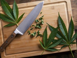 Apakah Halal Pakai Daun Ganja sebagai Bumbu Masakan?