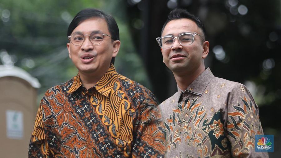 Foto Kolase Komposer Yovie Widianto dan Presenter Raffi Ahmad saat tiba di kediaman presiden terpilih Prabowo Subianto di Kartanegara, Jakarta, Selasa (15/10/2024). (CNBC Indonesia/Faisal Rahman)