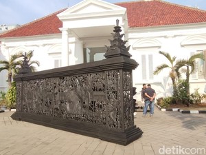 Karya Monumental Entang Wiharso Mejeng di Depan Galeri Nasional Indonesia