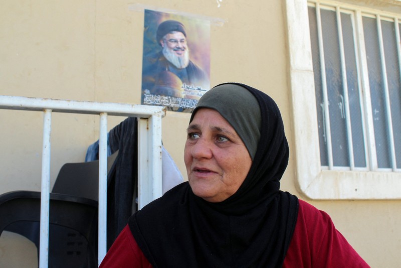 Orang-orang berjalan di tempat penampungan yang menampung orang-orang terlantar yang melarikan diri dari Lebanon ke Suriah karena permusuhan yang sedang berlangsung antara Hizbullah dan pasukan Israel, di Herjelleh, Suriah, 15 Oktober 2024. (REUTERS/Firas Makdesi)