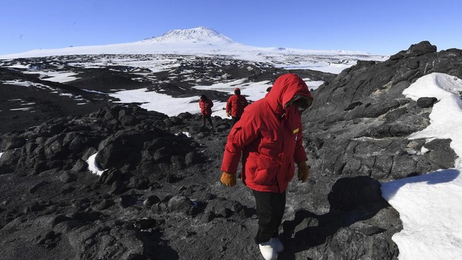 Gunung Harta Memang Nyata, Muntahkan Debu Emas Setiap Hari