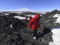 Gunung Berapi Ini Meletus, Muntahkan Emas Hingga Rp 91 Juta per Hari