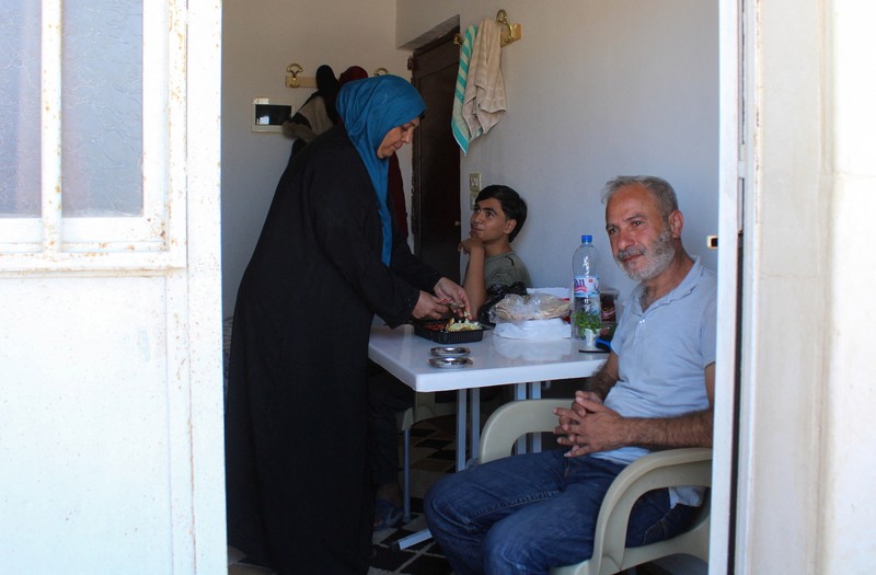 Orang-orang berjalan di tempat penampungan yang menampung orang-orang terlantar yang melarikan diri dari Lebanon ke Suriah karena permusuhan yang sedang berlangsung antara Hizbullah dan pasukan Israel, di Herjelleh, Suriah, 15 Oktober 2024. Orang-orang berjalan di tempat penampungan yang menampung orang-orang terlantar yang melarikan diri dari Lebanon ke Suriah karena permusuhan yang sedang berlangsung antara Hizbullah dan pasukan Israel, di Herjelleh, Suriah, 15 Oktober 2024. (REUTERS/Firas Makdesi)