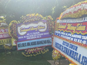 Karangan Bunga Selamat Ulang Tahun Berjejer di Rumah Prabowo di Hambalang