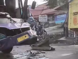 Bus Tabrak Truk Parkir di Merak Banten, Kernet Terluka