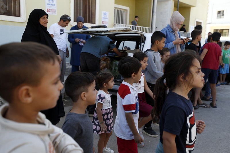 Orang-orang berjalan di tempat penampungan yang menampung orang-orang terlantar yang melarikan diri dari Lebanon ke Suriah karena permusuhan yang sedang berlangsung antara Hizbullah dan pasukan Israel, di Herjelleh, Suriah, 15 Oktober 2024. Orang-orang berjalan di tempat penampungan yang menampung orang-orang terlantar yang melarikan diri dari Lebanon ke Suriah karena permusuhan yang sedang berlangsung antara Hizbullah dan pasukan Israel, di Herjelleh, Suriah, 15 Oktober 2024. (REUTERS/Firas Makdesi)