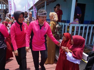 Ketum Bhayangkari Sapa Warga Pulau Saponda, Bagi Sembako-Hadirkan Air Bersih