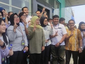Khofifah Disambut Meriah Karyawan Pabrik Produsen Kartu Indonesia Sehat