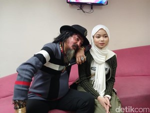 Kocak! Ketika Anak Bongkar Perilaku Agak Lain Limbad di Rumah