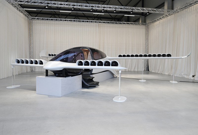 Maket skala penuh pesawat lepas landas dan mendarat vertikal bertenaga listrik (eVTOL), yang dapat membawa hingga 6 penumpang, dari perusahaan penerbangan Jerman Lilium berdiri di aula pabrik di Gauting, Jerman, 14 Oktober 2024. Maket skala penuh pesawat lepas landas dan mendarat vertikal bertenaga listrik (eVTOL), yang dapat membawa hingga 6 penumpang, dari perusahaan penerbangan Jerman Lilium berdiri di aula pabrik di Gauting, Jerman, 14 Oktober 2024. (REUTERS/Angelika Warmuth)