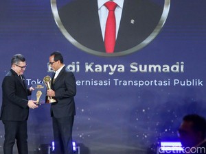 Dorong Modernisasi Transportasi Publik, Budi Karya Raih detikcom Awards 2024
