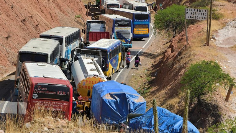 Para pendukung mantan Presiden Bolivia Evo Morales berkumpul di blokade jalan yang mereka buat sebagai protes terhadap pemerintahan Presiden Luis Arce, di Parotani, Bolivia, 16 Oktober 2024. (REUTERS/Patricia Pinto)