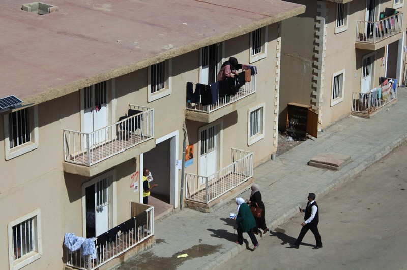 Orang-orang berjalan di tempat penampungan yang menampung orang-orang terlantar yang melarikan diri dari Lebanon ke Suriah karena permusuhan yang sedang berlangsung antara Hizbullah dan pasukan Israel, di Herjelleh, Suriah, 15 Oktober 2024. Orang-orang berjalan di tempat penampungan yang menampung orang-orang terlantar yang melarikan diri dari Lebanon ke Suriah karena permusuhan yang sedang berlangsung antara Hizbullah dan pasukan Israel, di Herjelleh, Suriah, 15 Oktober 2024. (REUTERS/Firas Makdesi)