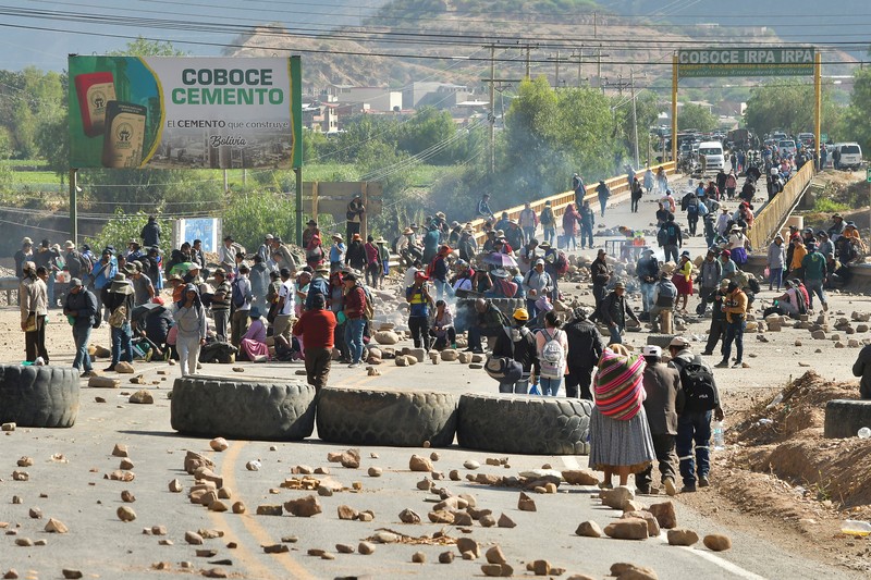 Para pendukung mantan Presiden Bolivia Evo Morales berkumpul di blokade jalan yang mereka buat sebagai protes terhadap pemerintahan Presiden Luis Arce, di Parotani, Bolivia, 16 Oktober 2024. (REUTERS/Patricia Pinto)