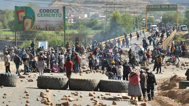 Para pendukung mantan Presiden Bolivia Evo Morales berkumpul di blokade jalan yang mereka buat sebagai protes terhadap pemerintahan Presiden Luis Arce, di Parotani, Bolivia, 16 Oktober 2024. (REUTERS/Patricia Pinto)