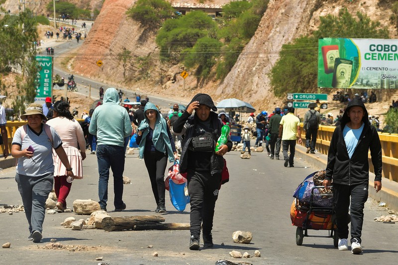 Para pendukung mantan Presiden Bolivia Evo Morales berkumpul di blokade jalan yang mereka buat sebagai protes terhadap pemerintahan Presiden Luis Arce, di Parotani, Bolivia, 16 Oktober 2024. Para pendukung mantan Presiden Bolivia Evo Morales berkumpul di blokade jalan yang mereka buat sebagai protes terhadap pemerintahan Presiden Luis Arce, di Parotani, Bolivia, 16 Oktober 2024. (REUTERS/Patricia Pinto)