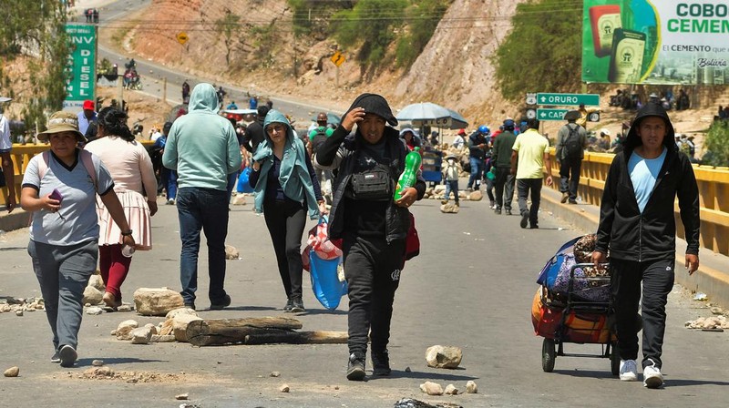 Para pendukung mantan Presiden Bolivia Evo Morales berkumpul di blokade jalan yang mereka buat sebagai protes terhadap pemerintahan Presiden Luis Arce, di Parotani, Bolivia, 16 Oktober 2024. (REUTERS/Patricia Pinto)