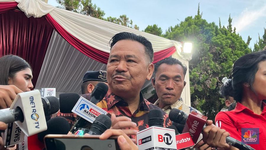 Otto Hasibuan tiba di Padepokan Garudayaksa, Hambalang, Bogor, Jawa Barat, Kamis (17/10/2024). (CNBC Indonesia/Rindi Salsabila)