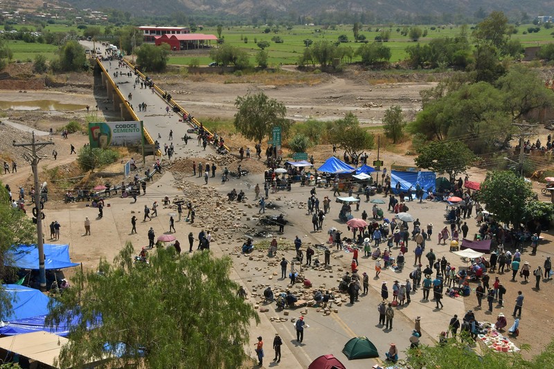 Para pendukung mantan Presiden Bolivia Evo Morales berkumpul di blokade jalan yang mereka buat sebagai protes terhadap pemerintahan Presiden Luis Arce, di Parotani, Bolivia, 16 Oktober 2024. Para pendukung mantan Presiden Bolivia Evo Morales berkumpul di blokade jalan yang mereka buat sebagai protes terhadap pemerintahan Presiden Luis Arce, di Parotani, Bolivia, 16 Oktober 2024. (REUTERS/Patricia Pinto)