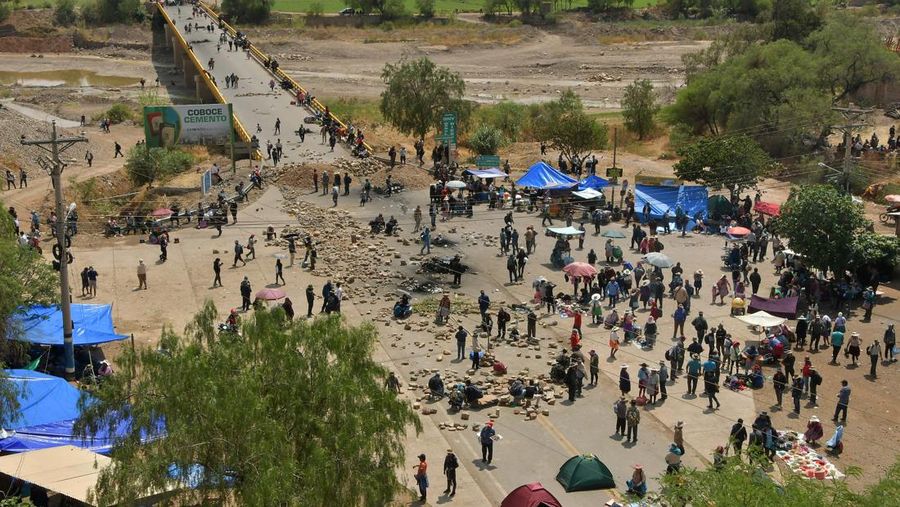 Para pendukung mantan Presiden Bolivia Evo Morales berkumpul di blokade jalan yang mereka buat sebagai protes terhadap pemerintahan Presiden Luis Arce, di Parotani, Bolivia, 16 Oktober 2024. (REUTERS/Patricia Pinto)