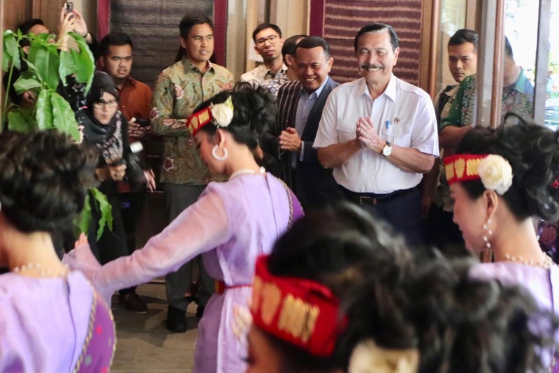 Pengusaha Maruarar Sirait bersama partner bisnis membuka gerai Lapo di Kawasan SCBD Park, Jakarta Selatan. Lapo tersebut resmi dibuka hari ini, Kamis (17/10/2024) oleh Menko Bidang Maritim dan Investasi Luhut Binsar Pandjaitan. (Dok. Istimewa)