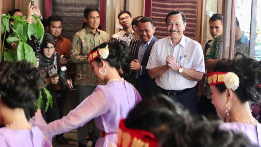 Pengusaha Maruarar Sirait bersama partner bisnis membuka gerai Lapo di Kawasan SCBD Park, Jakarta Selatan. Lapo tersebut resmi dibuka hari ini, Kamis (17/10/2024) oleh Menko Bidang Maritim dan Investasi Luhut Binsar Pandjaitan. (Dok. Istimewa)