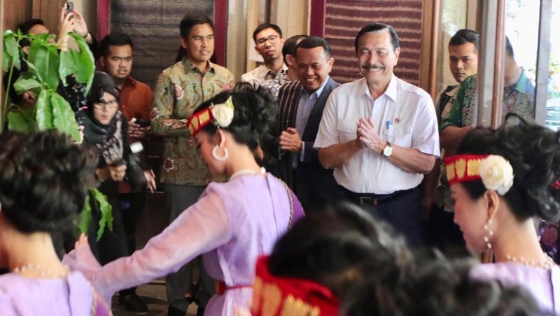Pengusaha Maruarar Sirait bersama partner bisnis membuka gerai Lapo di Kawasan SCBD Park, Jakarta Selatan. Lapo tersebut resmi dibuka hari ini, Kamis (17/10/2024) oleh Menko Bidang Maritim dan Investasi Luhut Binsar Pandjaitan. (Dok. Istimewa)