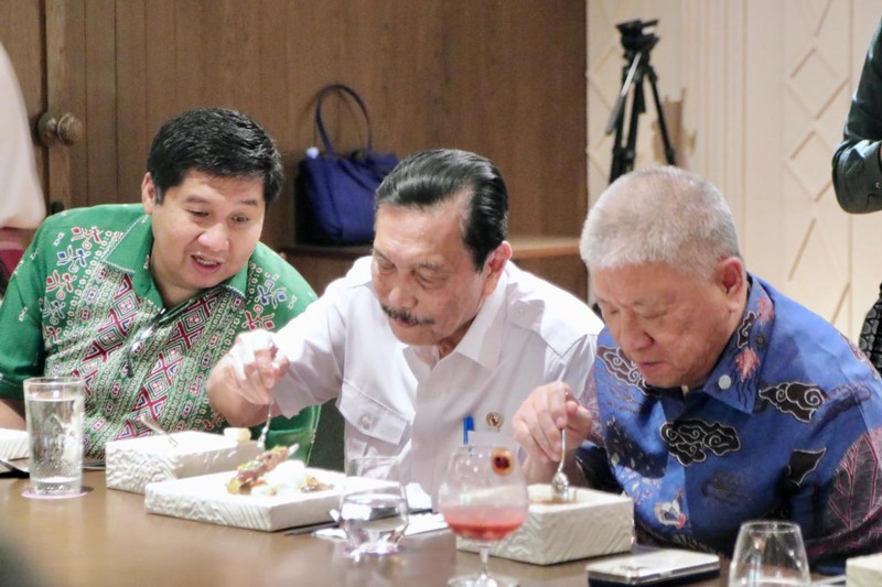 Pengusaha Maruarar Sirait bersama partner bisnis membuka gerai Lapo di Kawasan SCBD Park, Jakarta Selatan. Lapo tersebut resmi dibuka hari ini, Kamis (17/10/2024) oleh Menko Bidang Maritim dan Investasi Luhut Binsar Pandjaitan. (Dok. Istimewa)