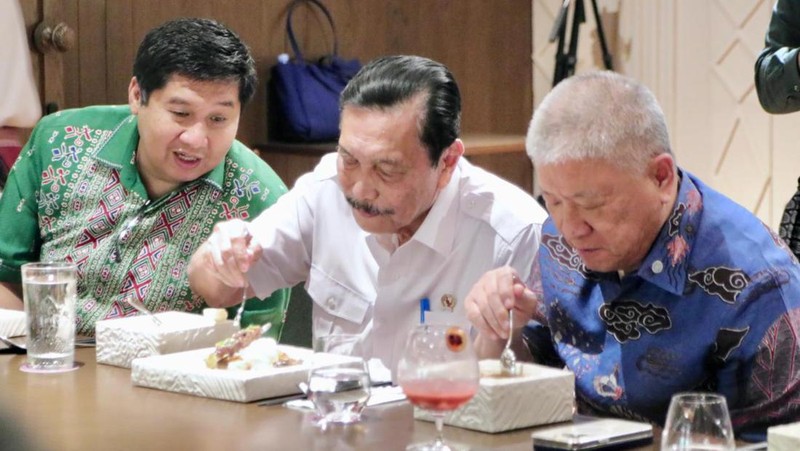 Pengusaha Maruarar Sirait bersama partner bisnis membuka gerai Lapo di Kawasan SCBD Park, Jakarta Selatan. Lapo tersebut resmi dibuka hari ini, Kamis (17/10/2024) oleh Menko Bidang Maritim dan Investasi Luhut Binsar Pandjaitan. (Dok. Istimewa)