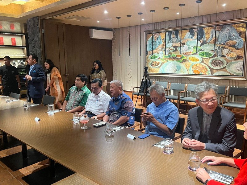 Pengusaha Maruarar Sirait bersama partner bisnis membuka gerai Lapo di Kawasan SCBD Park, Jakarta Selatan. Lapo tersebut resmi dibuka hari ini, Kamis (17/10/2024) oleh Menko Bidang Maritim dan Investasi Luhut Binsar Pandjaitan. (Dok. Istimewa)