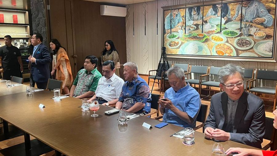 Pengusaha Maruarar Sirait bersama partner bisnis membuka gerai Lapo di Kawasan SCBD Park, Jakarta Selatan. Lapo tersebut resmi dibuka hari ini, Kamis (17/10/2024) oleh Menko Bidang Maritim dan Investasi Luhut Binsar Pandjaitan. (Dok. Istimewa)