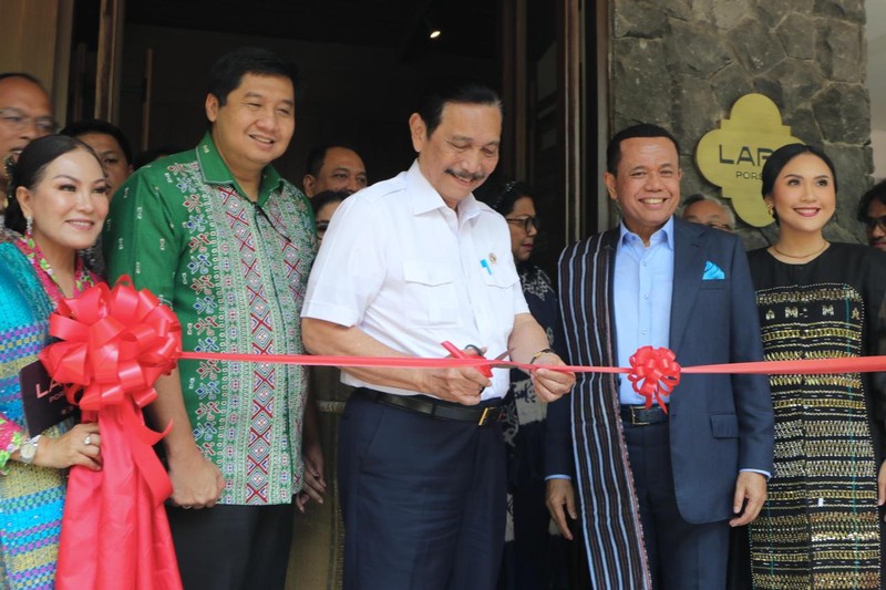 Pengusaha Maruarar Sirait bersama partner bisnis membuka gerai Lapo di Kawasan SCBD Park, Jakarta Selatan. Lapo tersebut resmi dibuka hari ini, Kamis (17/10/2024) oleh Menko Bidang Maritim dan Investasi Luhut Binsar Pandjaitan. (Dok. Istimewa)