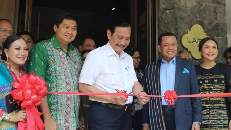 Pengusaha Maruarar Sirait bersama partner bisnis membuka gerai Lapo di Kawasan SCBD Park, Jakarta Selatan. Lapo tersebut resmi dibuka hari ini, Kamis (17/10/2024) oleh Menko Bidang Maritim dan Investasi Luhut Binsar Pandjaitan. (Dok. Istimewa)