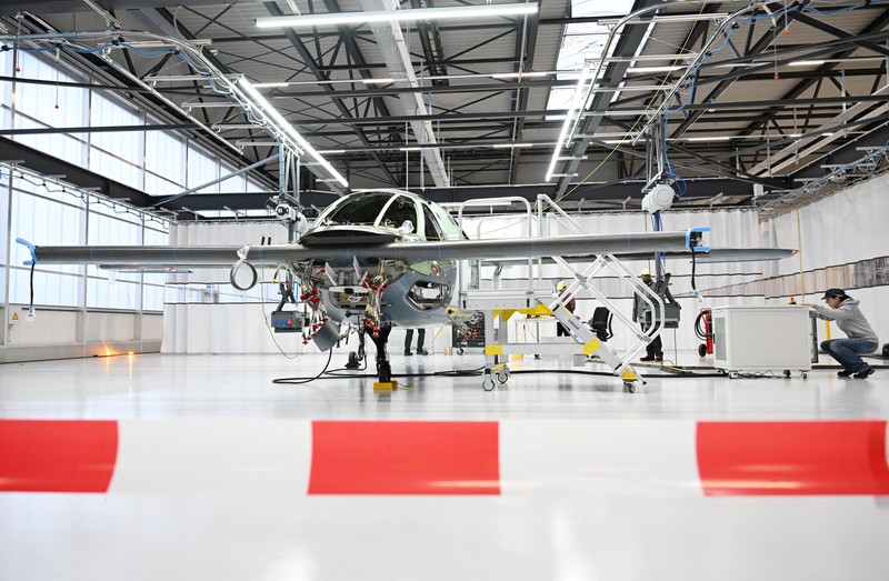 Maket skala penuh pesawat lepas landas dan mendarat vertikal bertenaga listrik (eVTOL), yang dapat membawa hingga 6 penumpang, dari perusahaan penerbangan Jerman Lilium berdiri di aula pabrik di Gauting, Jerman, 14 Oktober 2024. Maket skala penuh pesawat lepas landas dan mendarat vertikal bertenaga listrik (eVTOL), yang dapat membawa hingga 6 penumpang, dari perusahaan penerbangan Jerman Lilium berdiri di aula pabrik di Gauting, Jerman, 14 Oktober 2024. (REUTERS/Angelika Warmuth)