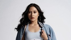 Atasi Demam Panggung, Prilly Latuconsina Duet Bareng Daun Jatuh