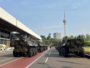 H-3 Jelang Pelantikan Prabowo, Rantis TNI Mulai Siaga di Gedung DPR