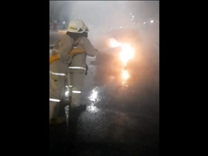 Video: Penampakan Sedan Mercy Terbakar di Ancol, Diduga Korsleting