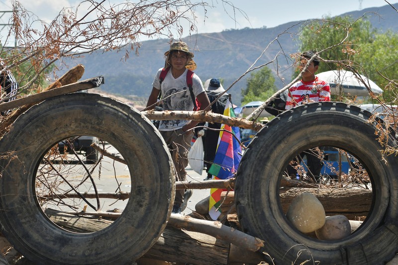 Para pendukung mantan Presiden Bolivia Evo Morales berkumpul di blokade jalan yang mereka buat sebagai protes terhadap pemerintahan Presiden Luis Arce, di Parotani, Bolivia, 16 Oktober 2024. Para pendukung mantan Presiden Bolivia Evo Morales berkumpul di blokade jalan yang mereka buat sebagai protes terhadap pemerintahan Presiden Luis Arce, di Parotani, Bolivia, 16 Oktober 2024. (REUTERS/Patricia Pinto)