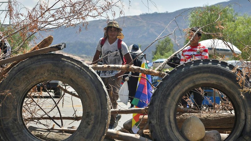 Para pendukung mantan Presiden Bolivia Evo Morales berkumpul di blokade jalan yang mereka buat sebagai protes terhadap pemerintahan Presiden Luis Arce, di Parotani, Bolivia, 16 Oktober 2024. (REUTERS/Patricia Pinto)