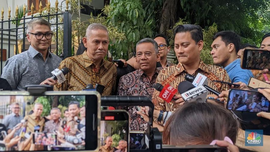 Tiga wakil menteri keuangan, Anggito Abimanyu, Suahasil Nazara, dan Thomas Djiwandoni usai menghadiri undangan presiden terpilih Prabowo Subianto kediamannya di Kartanegara, Jakarta, Selasa (15/10/2024). (վ/Emir Yanwardhana)