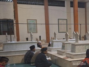 Makam Mama Eyang Cibaduyut di Tengah Sibuknya Kota Bandung